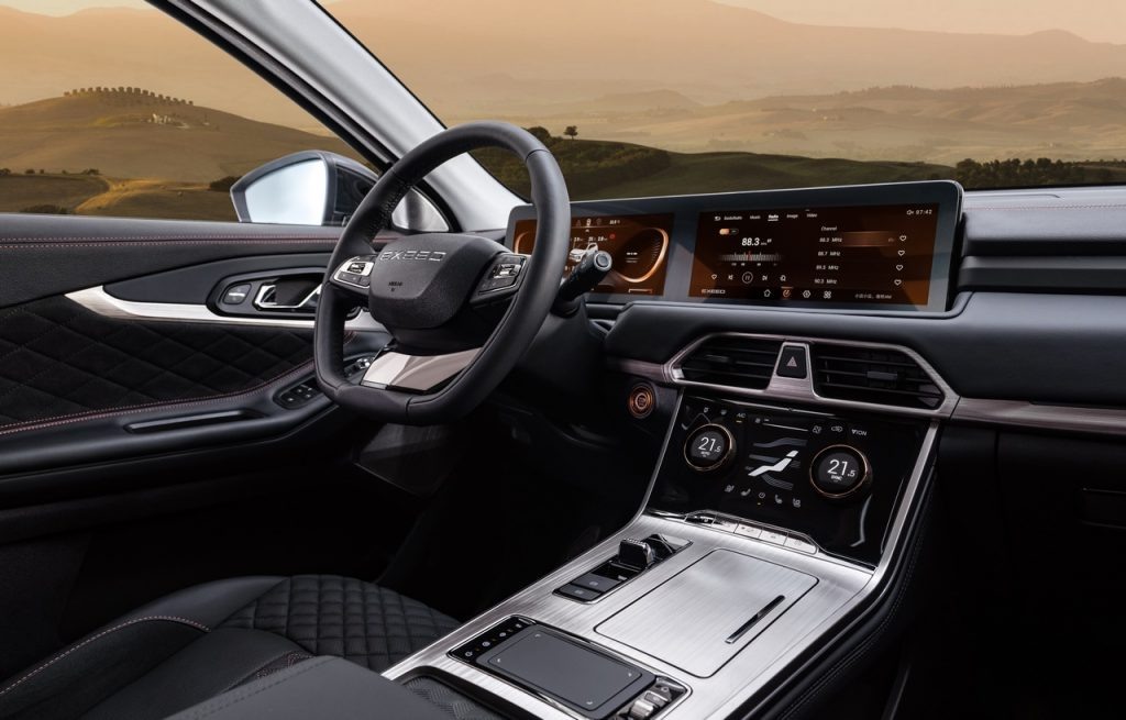 Минимальная рекомендованная розничная цена EXEED TXL в комплектации Luxury с учётом TRADE-IN составляет 2 519 900 рублей.