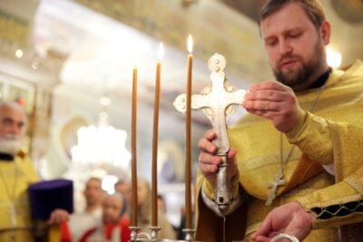 Как освятить крестик, купленный в магазине: в церкви или можно освятить дома