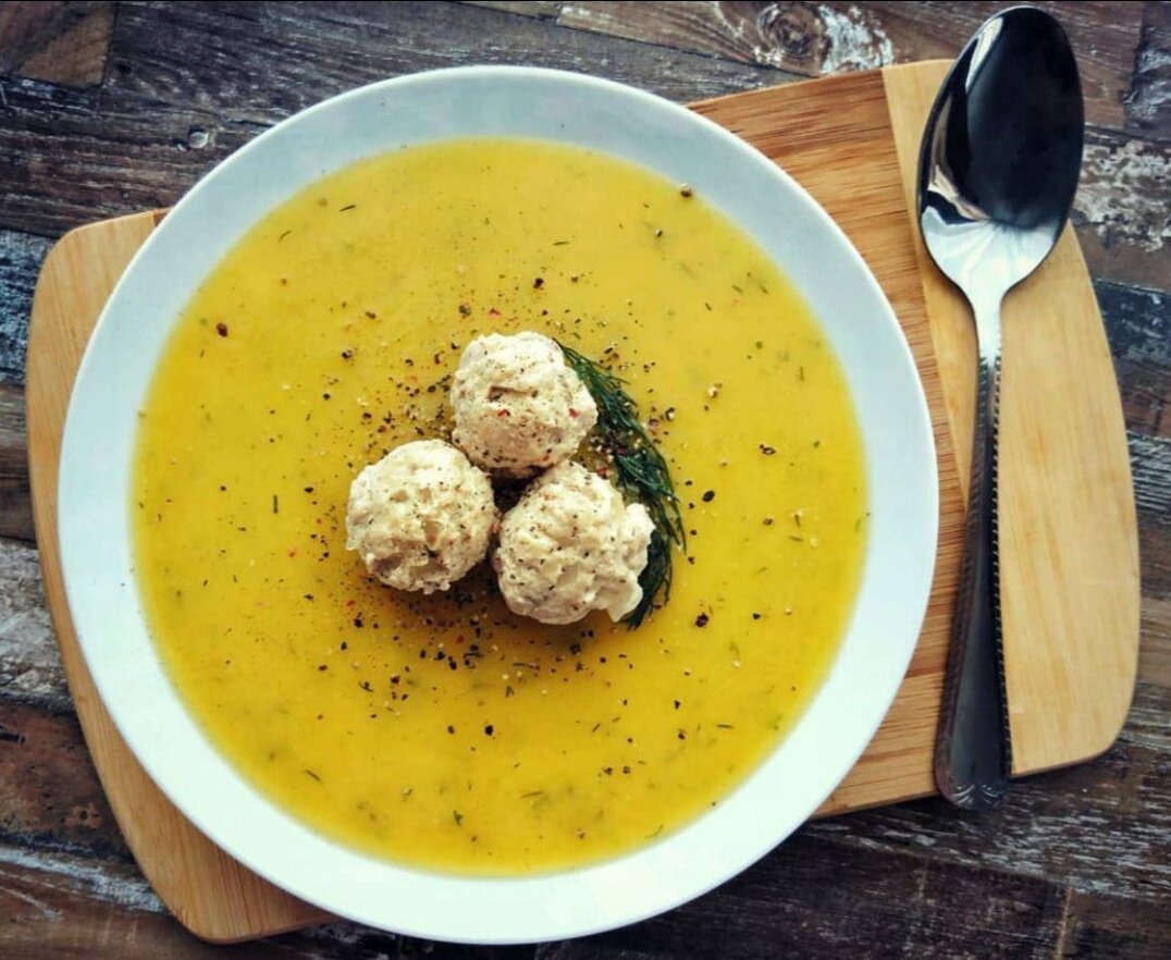 КАБАЧКОВЫЙ СУП-ПЮРЕ С ФРИКАДЕЛЬКАМИ
