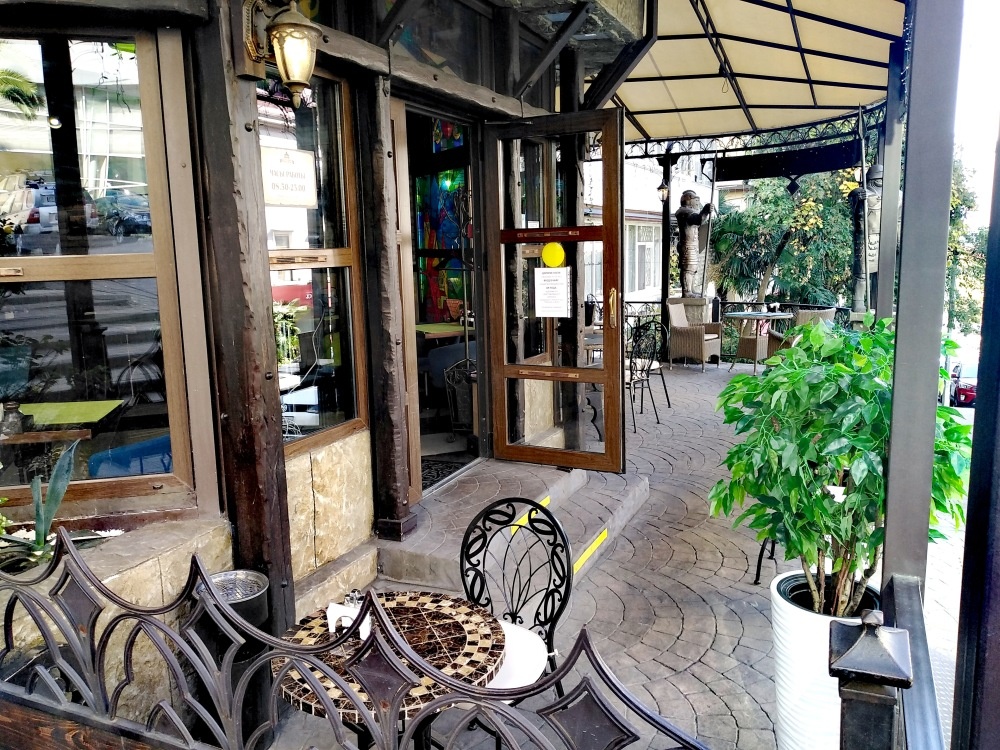 Кафе "Прага" на Морском переулке - обычно в обеденное время у них аншлаг...всё чаще видим такую картину. Фото автора