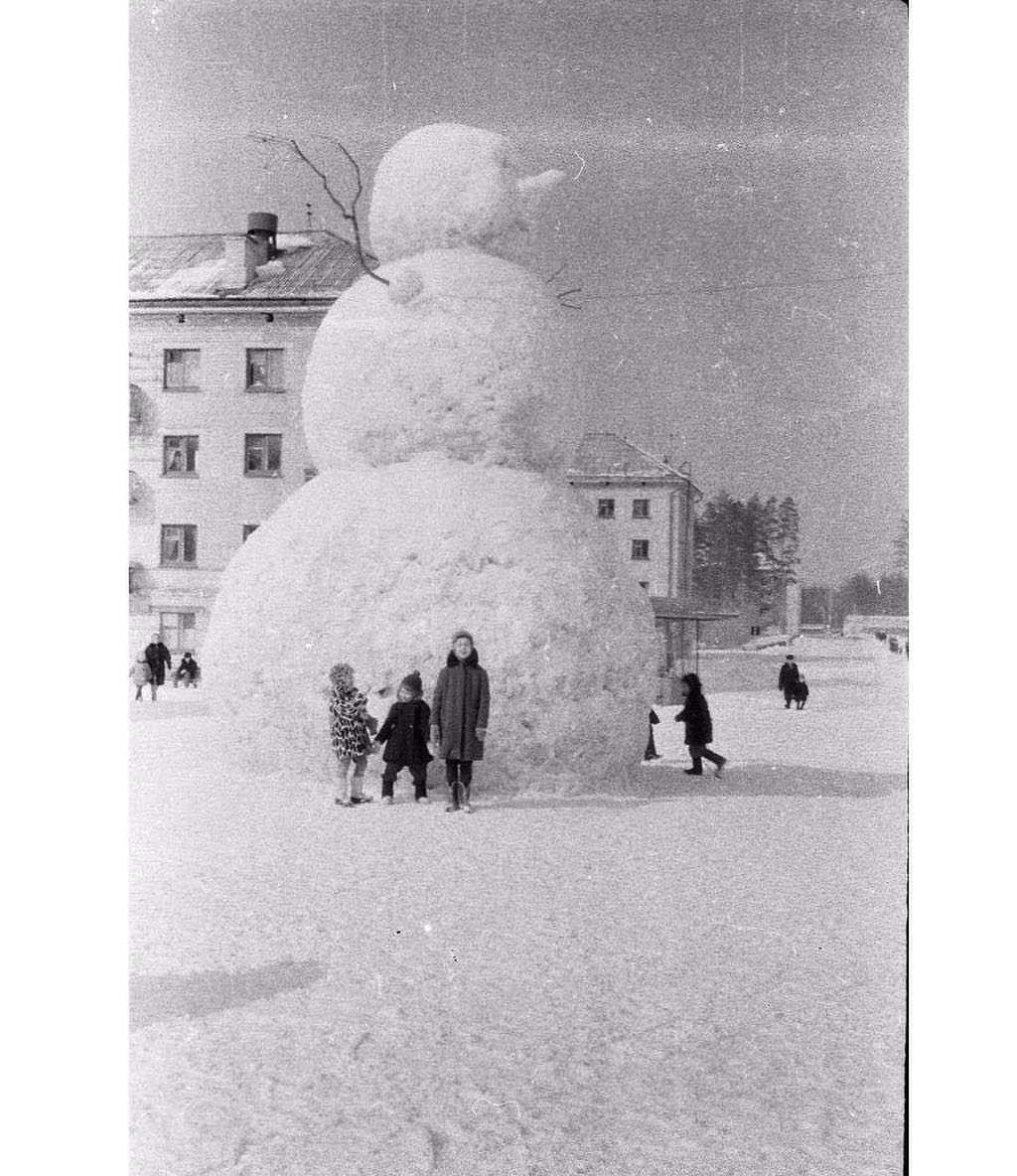 Гигантский снеговик с 4-х этажный дом. История интересной фотографии,  которой 56 лет | Возвращение в детство | Дзен