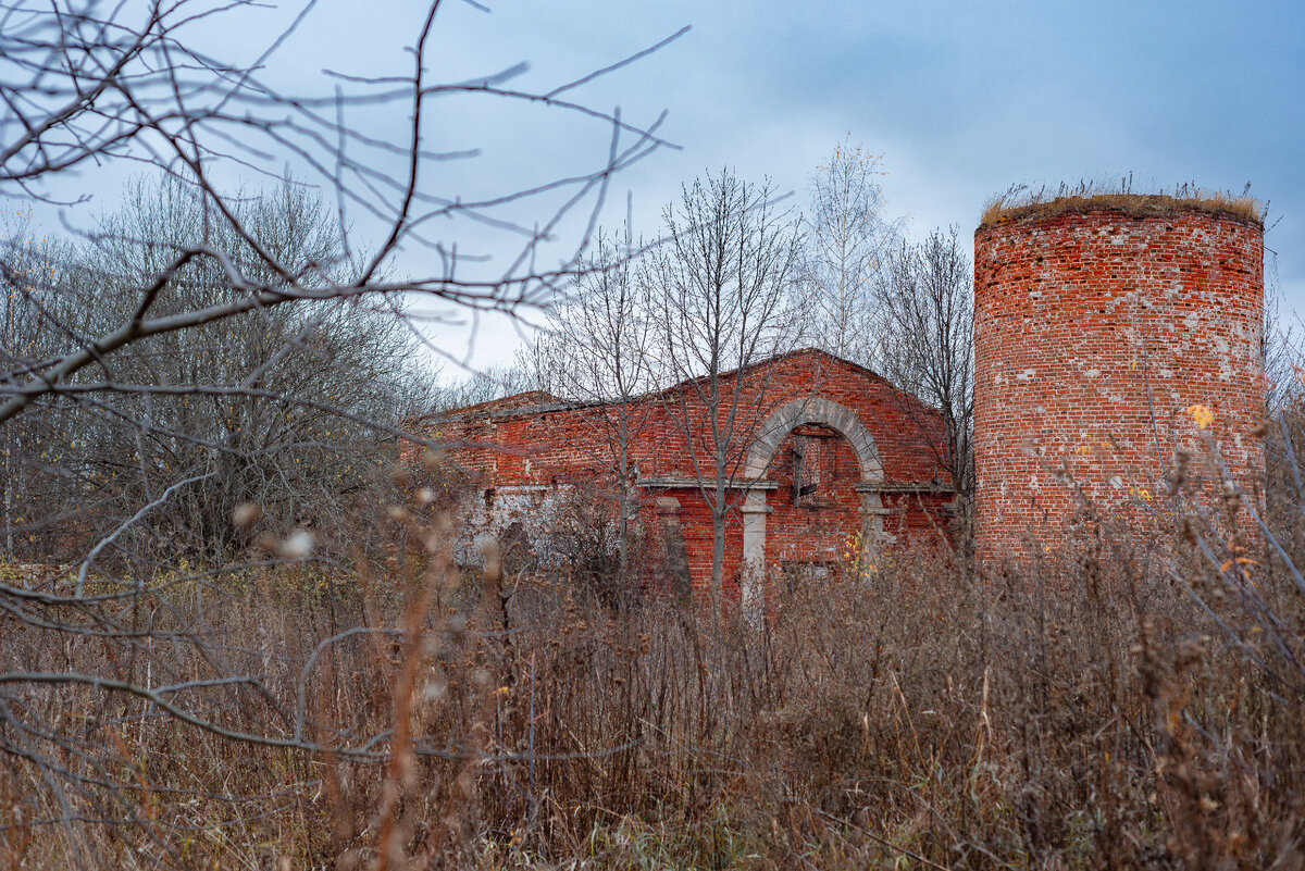 Руины усадебного комплекса Шереметевых в Лазареве