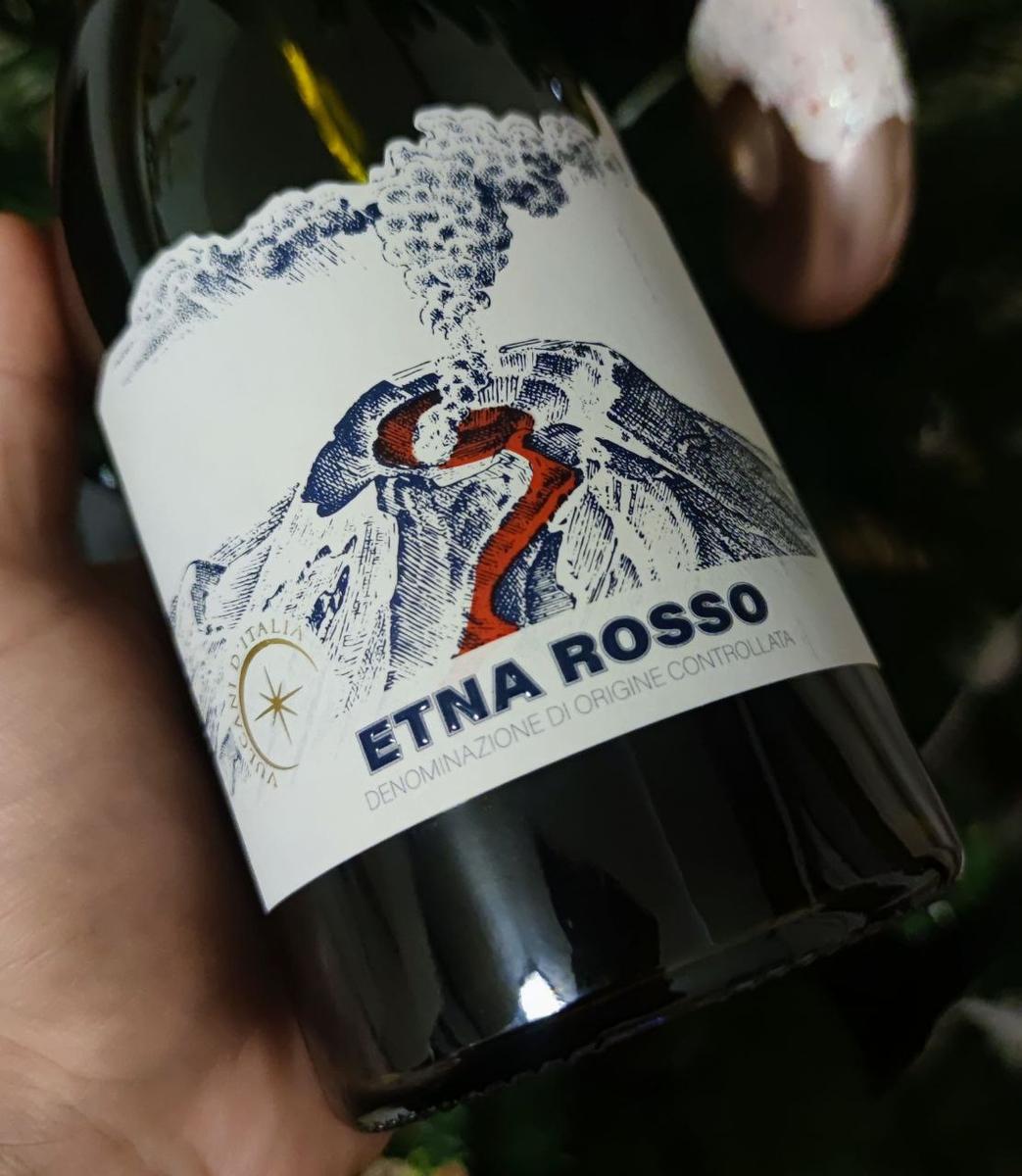 Этна россо. Вино Этна Россо. Вино Этна Россо Ризерва. Etna Rosso вино. Etna Rosso красное и белое.