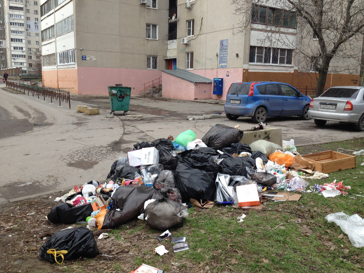 Увидел возникшую за 3 дня свалку мусора возле многоэтажки. О какой культуре  может идти речь, если мы сами гадим там, где живем. | Калейдоскоп Х-фактов  | Дзен