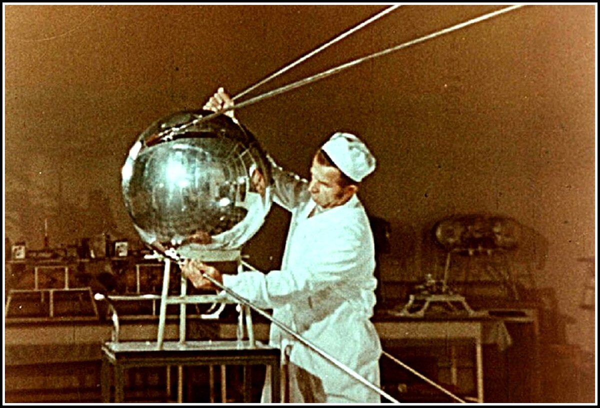 4 октября 1957 г. силами Советского Союза был запущен первый искусственный спутник. начало покорения космоса успешно стартовало. 