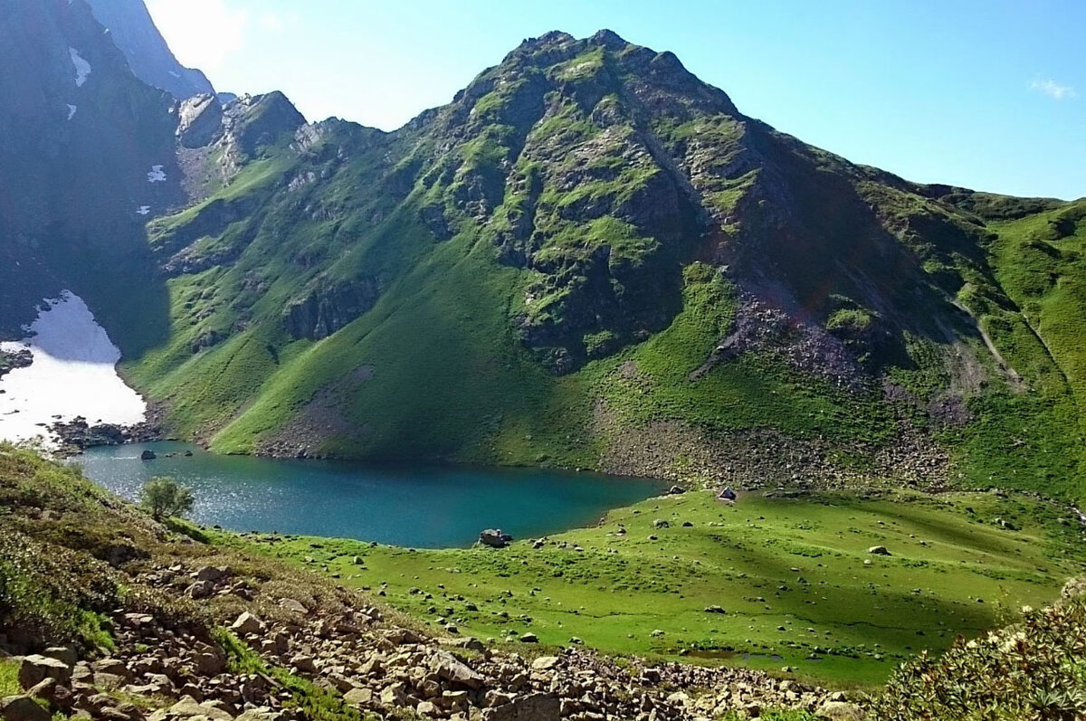 Высокогорное озеро Мзы в Абхазии
