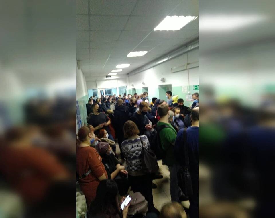 Встать в очередь к врачу. Очередь в поликлинике. очередь к врачу. очередь к терапевту. очередь в поликлинику в россии.