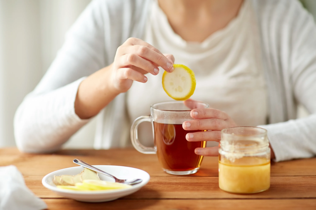 Чай с лимоном. Пьет чай с лимоном. Девушка пьет чай с лимоном. Обильное питье чай. При температуре пьют горячий чай