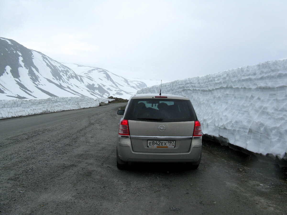Так выглядит высокогорная норвежская дорога в июле.