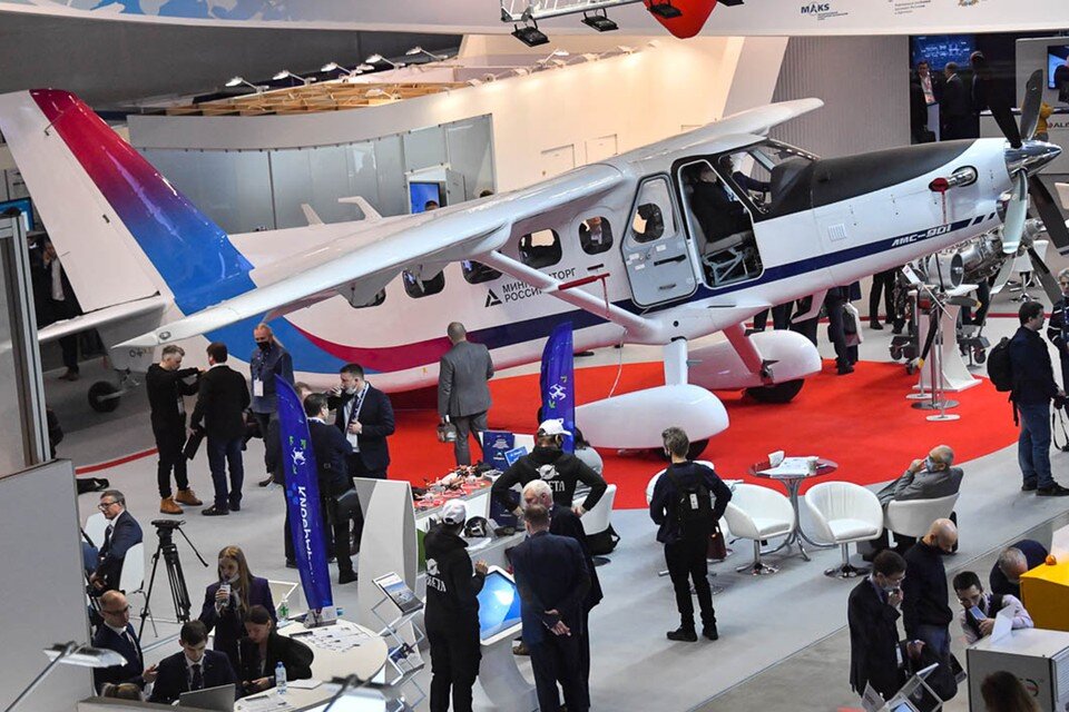     Самолет ЛМС-901 «Байкал» в выставочном павильоне «Крокус Экспо». Владимир ВЕЛЕНГУРИН