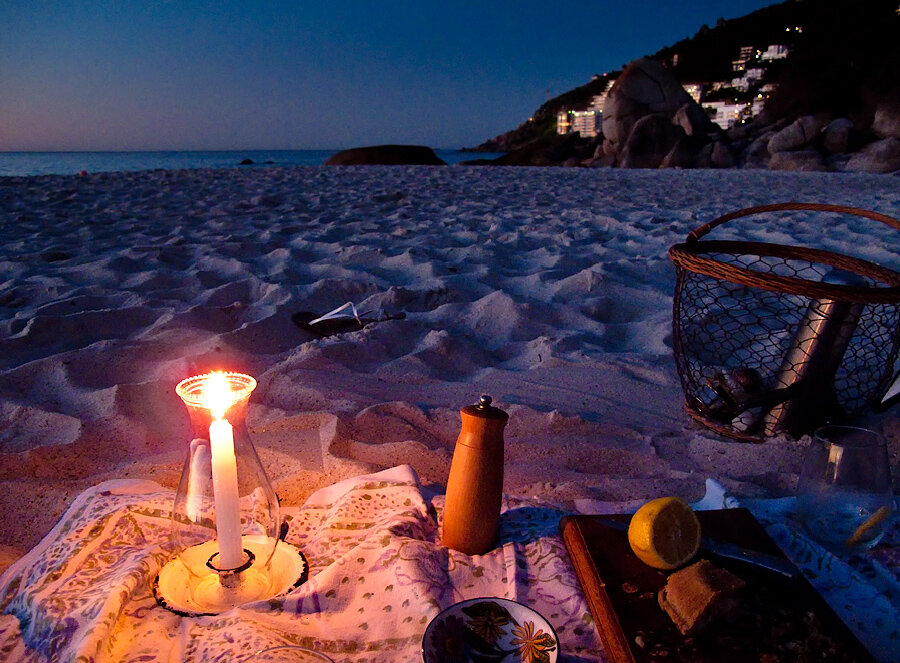 Вечер время отдыхать. Вечер на море. Пикник на берегу океана на закате. Пикник ночью на море. Ужин на закате.