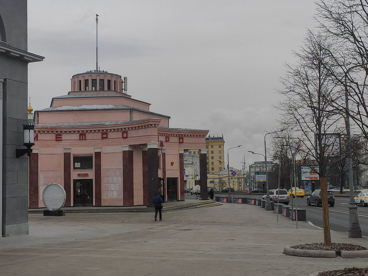 Метро "Арбатская". Один из выходов.
