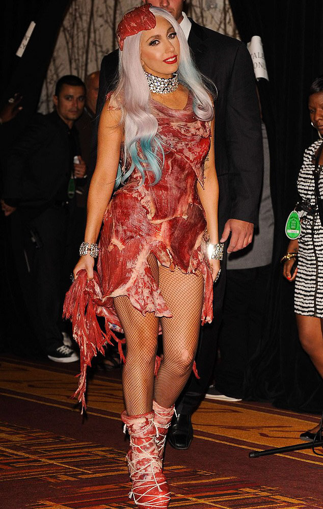 Леди Гага платья. Леди Гага платье из мяса. Мясной наряд леди Гаги. Леди Гага костюм из мяса. Леди гага в мясе