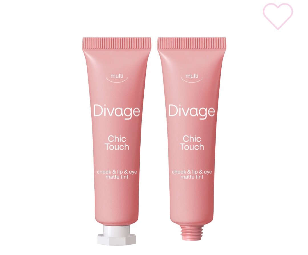 01 - нежнейший розовый оттенок, очень сдержанный и не уходит в поросячий розовый. Чуть приглушен, при этом сохраняет свою нежность и пастельность. 04 - коричнево-розовый оттенок, которым можно слегка скульптурировать лицо. 