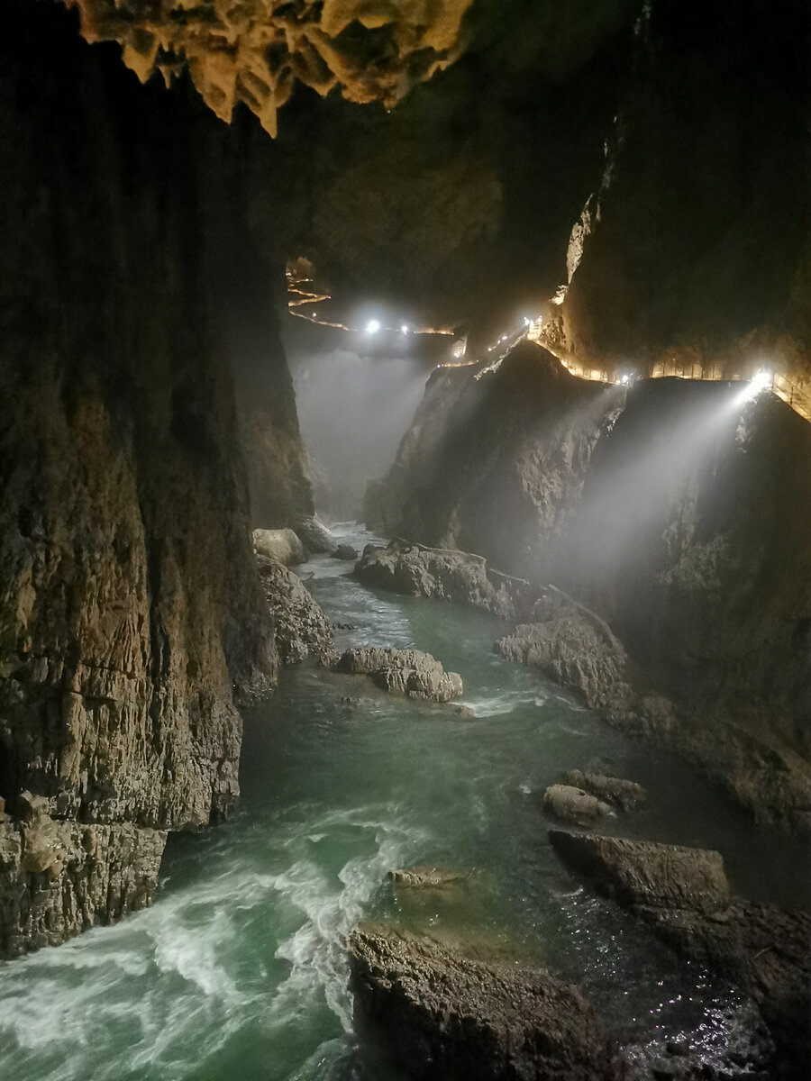 Шкоцянские пещеры (словно оказались в "Властелине колец")