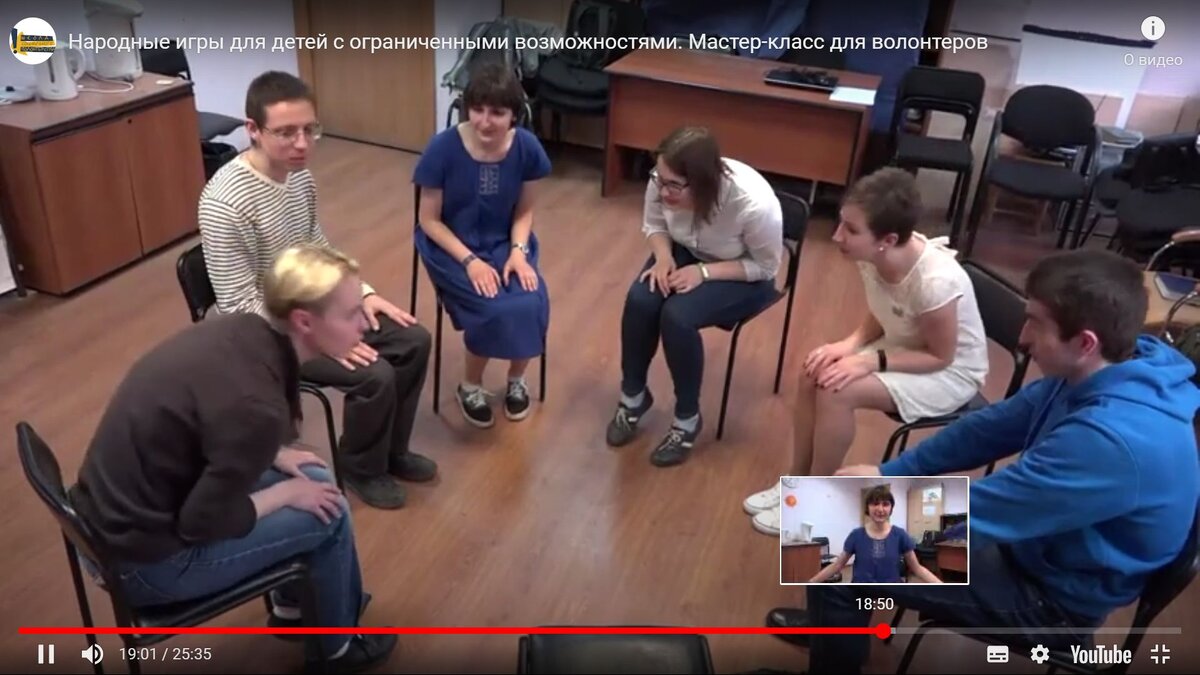 Вот так надо глядеть друг на друга в игре "У Авдотьи"