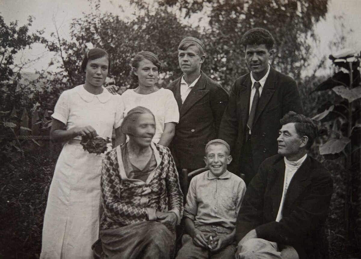 Семья Спиридоновых в 1936 году. Старшая дочь Татьяна, Августа, Геннадий, муж Татьяны Леонид Сенкевич, Мария Христофоровна, младший сын Виктор и сам Моисей Спиридонович в саду, у дома на улице Плеханова.