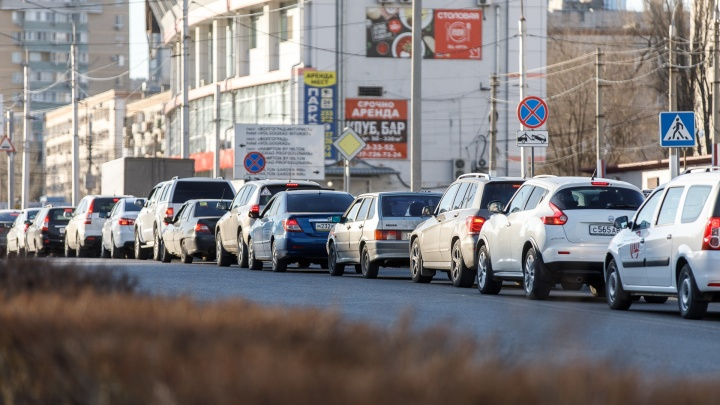 Пробка. В ней стоят тачки, тачки, тачки. Подешевле, подороже, много тачек. Нет, это не зажравшаяся Москва, это Волгоград. Нищаем, конечно.