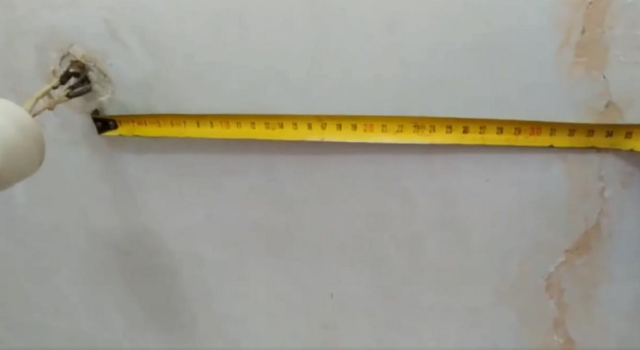 Хитрость, которая поможет легко и просто заменить проводку в потолке ...