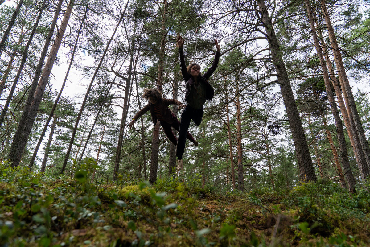 Лететь под откос - это у них семейное. Кадр из фильма. 