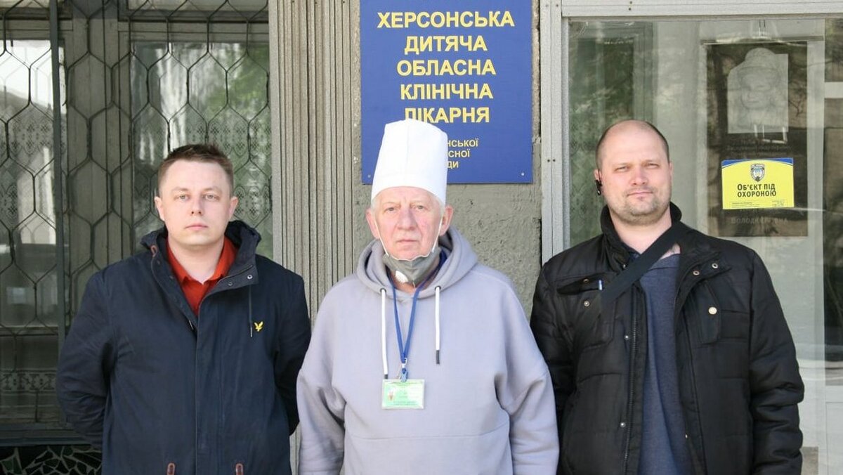 Слева направо: руководитель гуманитарной миссии Дмитрий Жаворонков, и.о. главврача Херсонской детской областной клинической больницы Виктор Бурдовицын, военкор и общественный деятель Роман Сапоньков