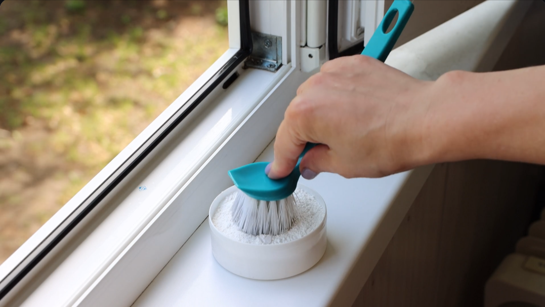 Чем отмыть пластиковый подоконник от пятен. Грязные пластиковые окна. Как отбелить пластиковый подоконник в домашних условиях. Чем отбелить подоконник пластиковых окон. Как отбелить подоконник пластикового окна в домашних условиях.