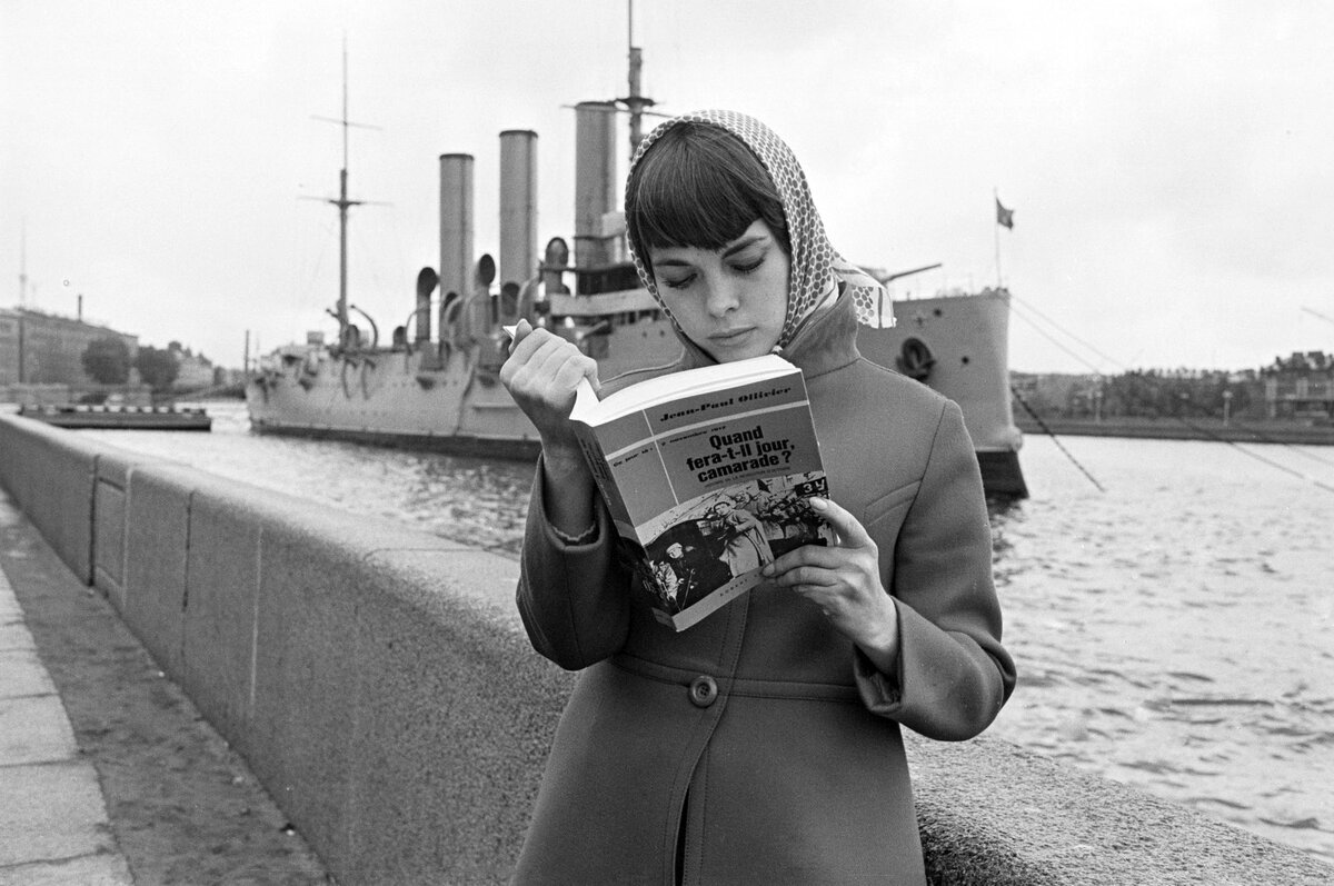 Мирей Матье на фоне "Авроры" 1967