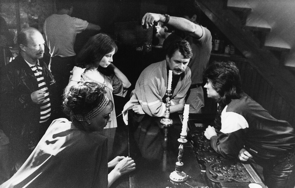 Режиссер Александр Косарев, Светлана Тома, Галина Беляева и певец Александр Серов. на съемках фильма «Сувенир для прокурора», 1980-е годы. Источник фото: russiainphoto.ru