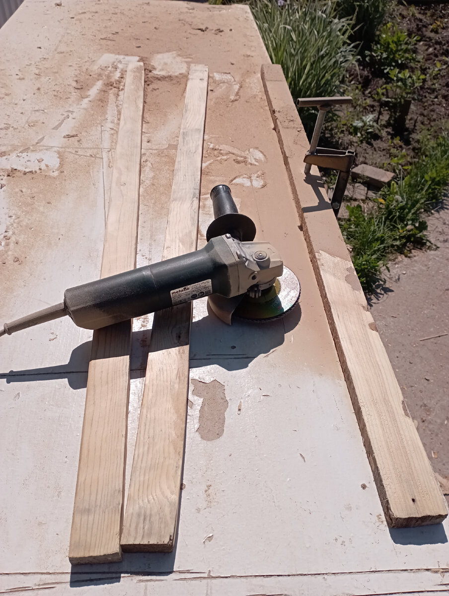 Прижато самодельной струбциной.