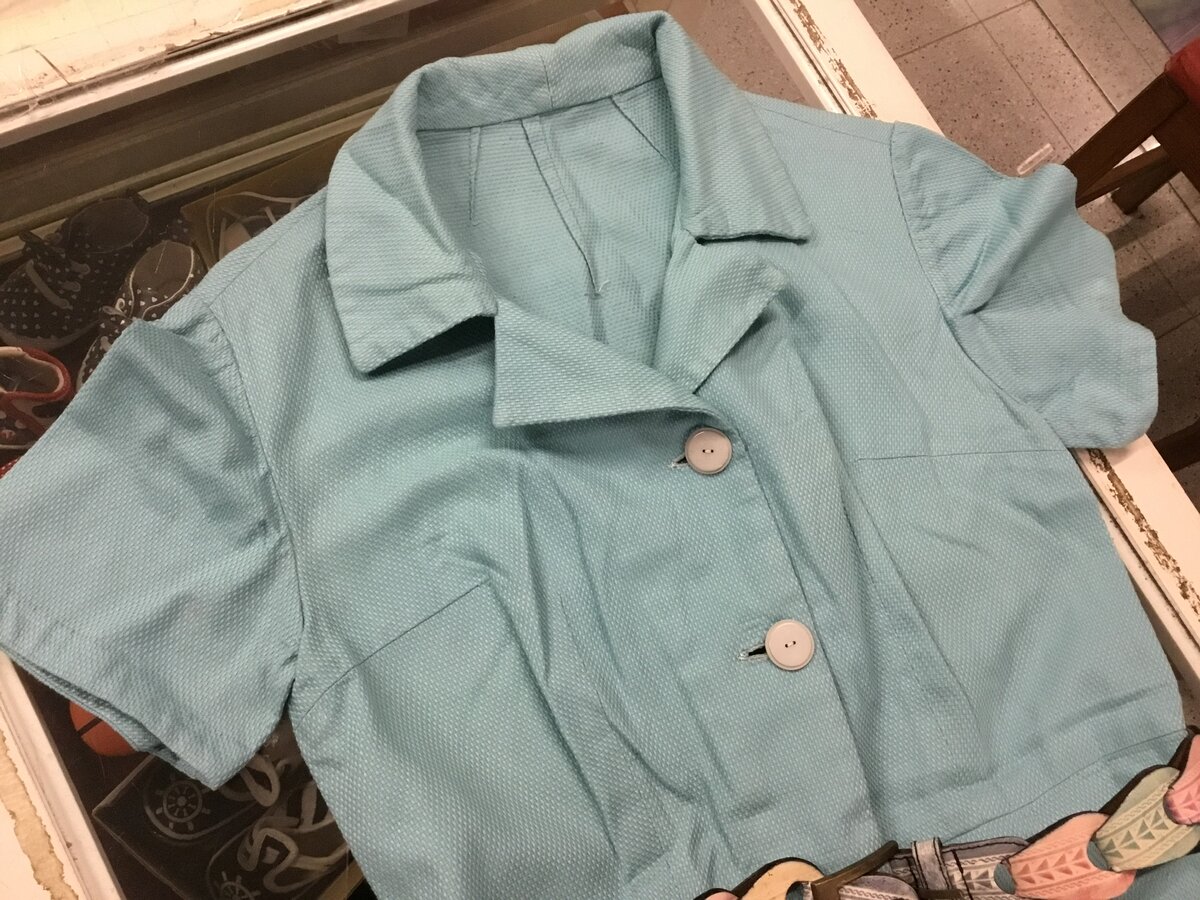 Посмотрите какой пошив! «Правильный» цвет пуговиц. Как говорится: простенько и со вкусом. 