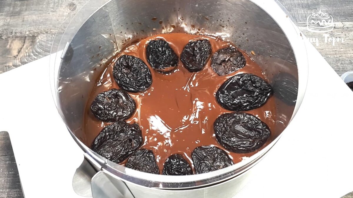 Бисквитный торт с орехами и черносливом | Кулинарные рецепты с фото пошагово