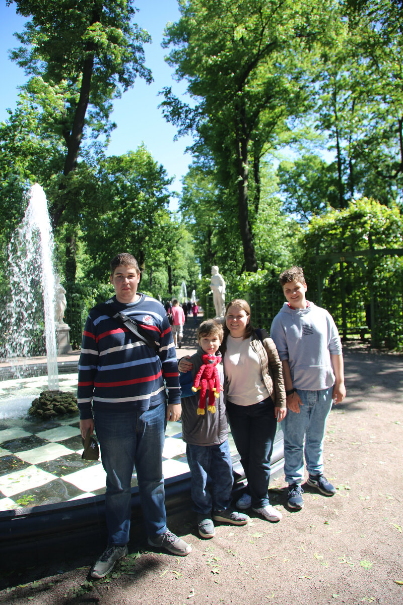 Всем привет, меня зовут Елена Сокол и я являюсь логопедом- практиком. Я помогаю обычным мамам из нашей обычной жизни заниматься с детьми самостоятельно.