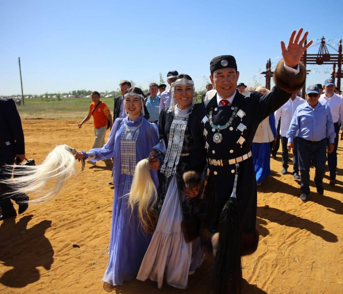 Т/г-канал главы Якутии: Айсен Николаев на Ысыах с семьей  