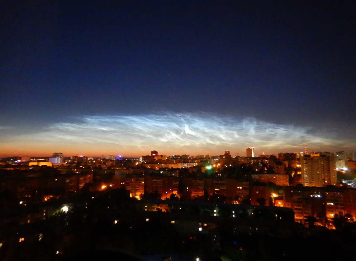 Найдите Луну на фото. Листайте галерею.