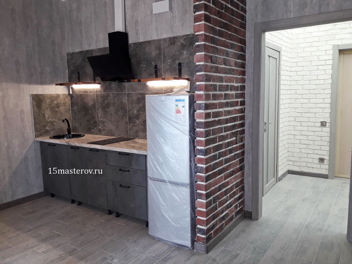 Кухня с вытяжкой и перегородкой под холодильник. Перегородка из кирпича осталась от родной стены после постройки дома