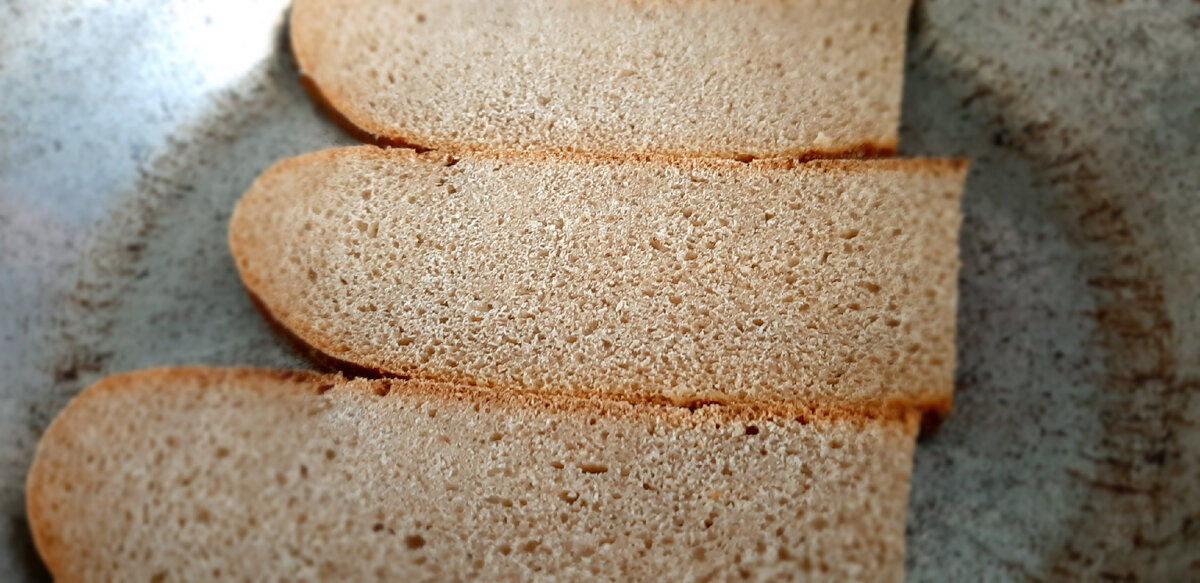 Подсушиваю ломтики серого хлеба с двух сторон, на сухой чугунной сковороде, до золотистого цвета. Огонь средний. 