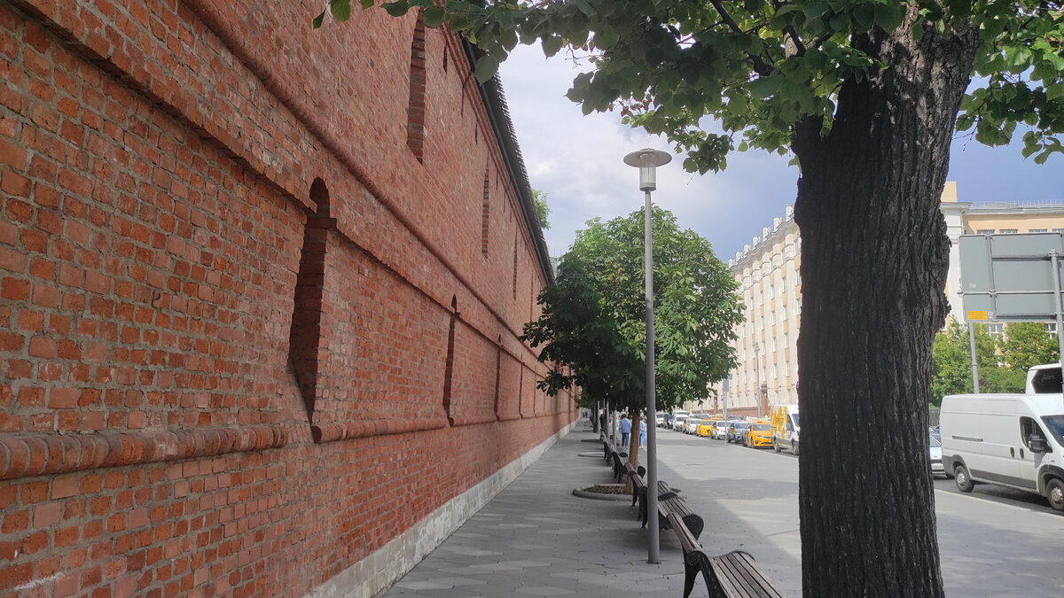 Фрагмент стены вдоль Китайгородского проезда