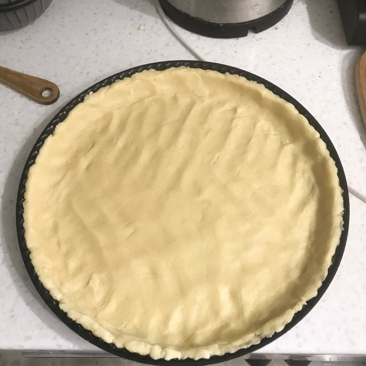 Распределяем тесто по форме