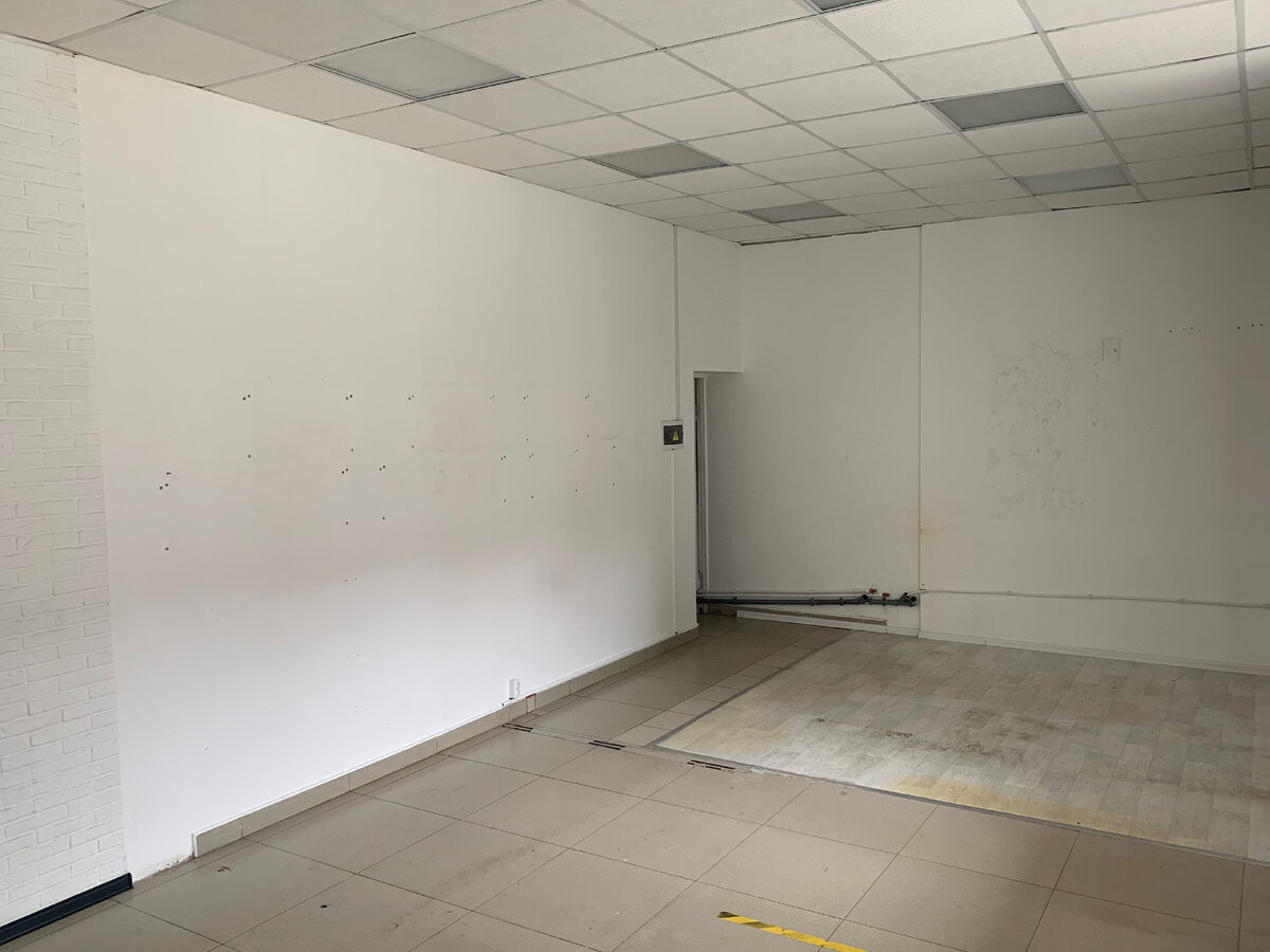 большая комната торгового зала