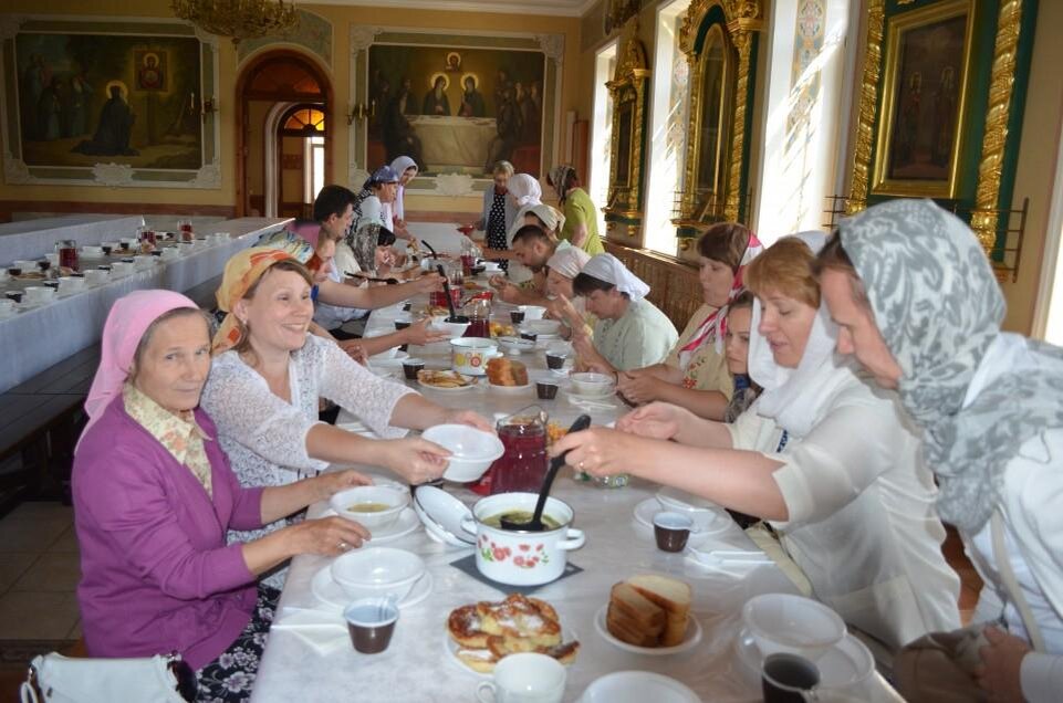 Можно ли православным. Трапеза в монастыре. Трапеза в церкви. Обед в трапезной монастыря. Пища в монастыре.