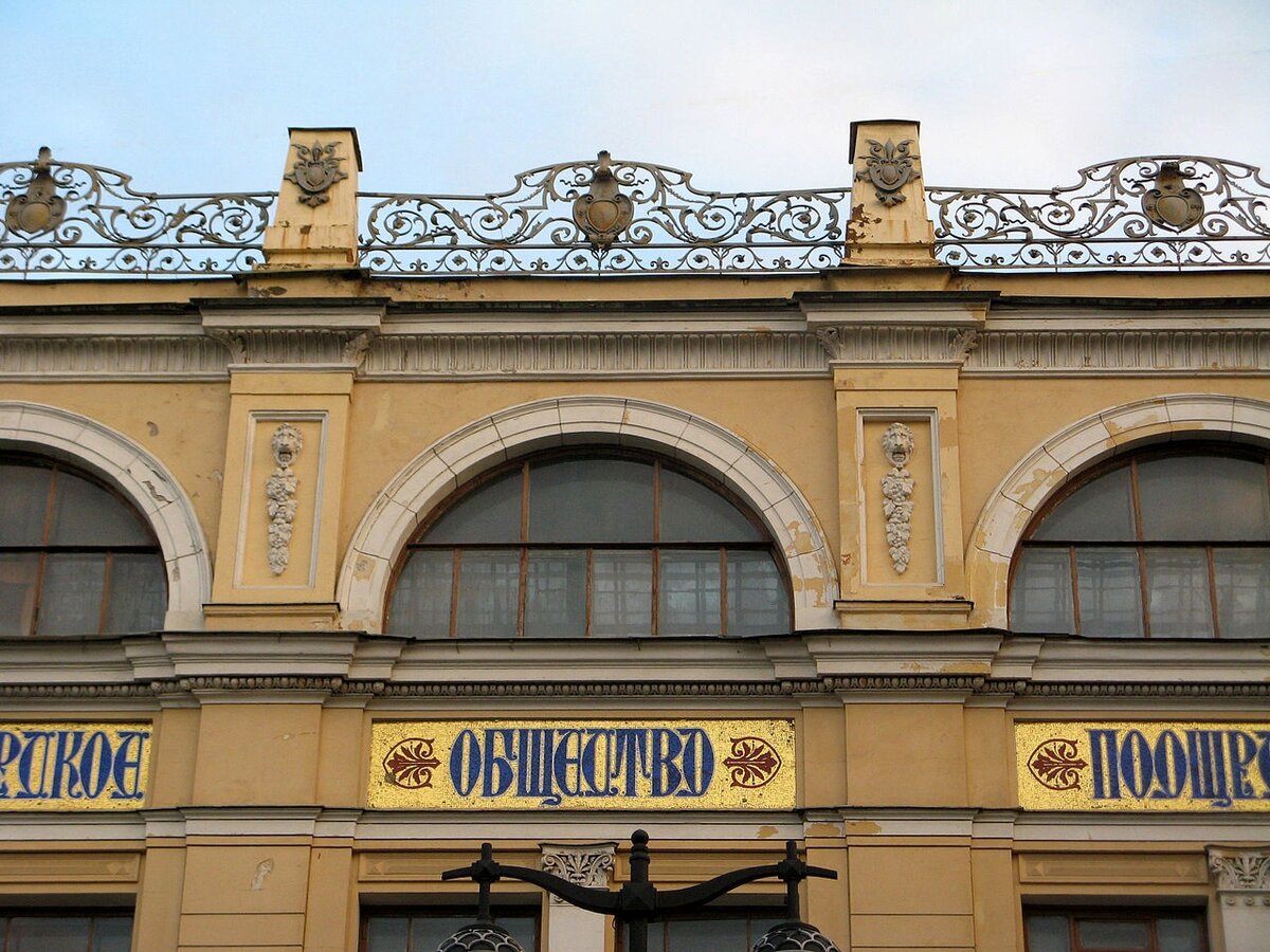 История здания на Большой Морской, 38 начинается в XVIII в. Но самое интересное и захватывающее происходило здесь в XIX веке!