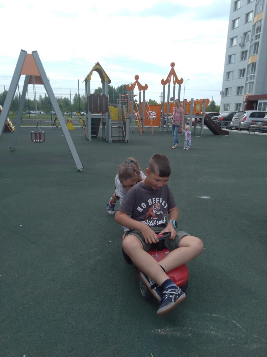 маленький дитятка играет