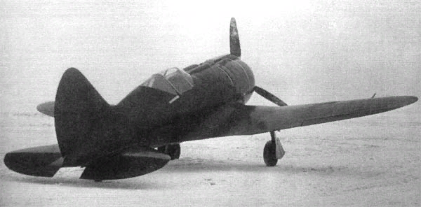 И-185 (И-187) М-81. Шасси одностоечное, с воздушно-масляной амортизацией. Уборка и выпуск шасси, а также костыля и щитков осуществлялись при помощи сжатого воздуха. Источник: энциклопедия "Самолёты СССР ВОВ", сайт, с которого взяты фото www.airwar.ru