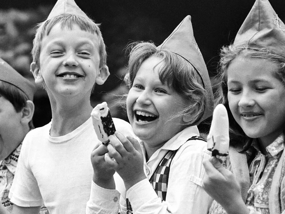 Советские дети едят мороженое
