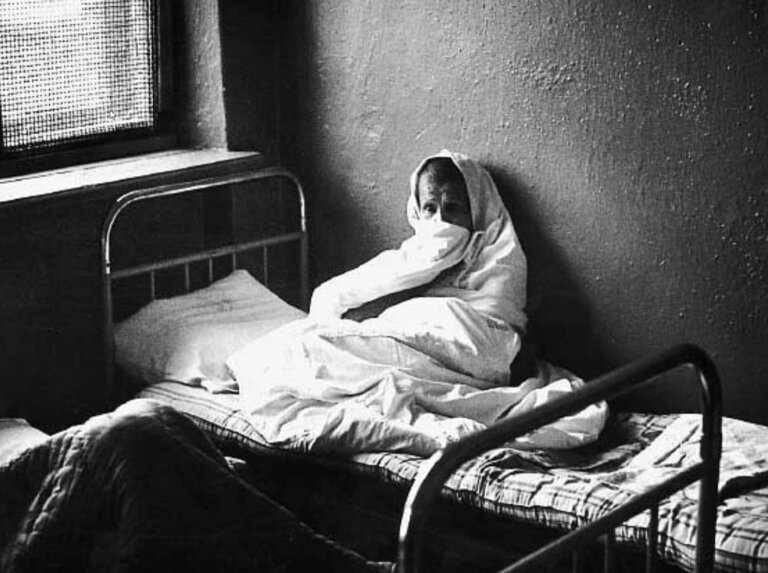 Важно сделать так, чтобы путь больного шизофренией имел иное продолжение. Путь на фото - это изоляция, но не лечение.