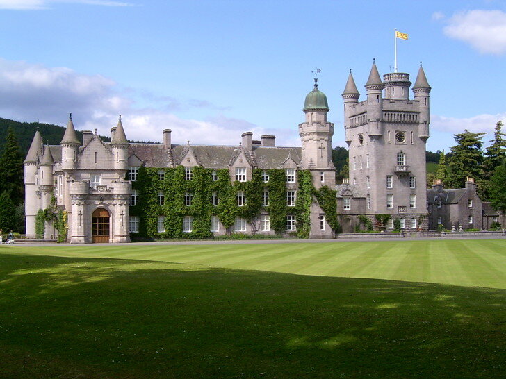 Королева Елизавета II обрела покой в замке Балморал в Шотландии – месте, полном самых счастливых воспоминаний, ведь именно здесь она проводила каждое лето вместе с принцем Филиппом и жила «обычной»...-2