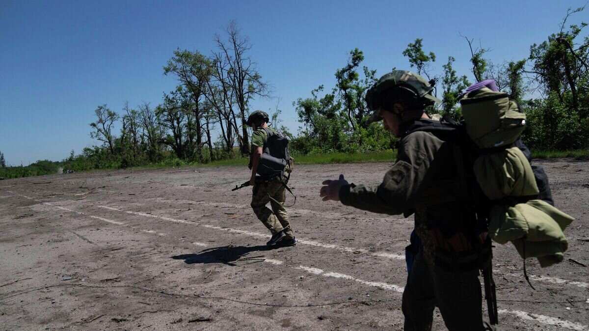    Украинские военные© AP Photo / Evgeniy Maloletka