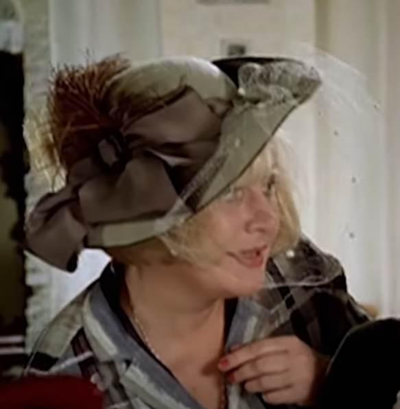 Зося (Татьяна Кравченко) в романтичной серой шляпке