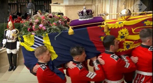 Здесь и далее скриншоты с видео финального эпизода похорон в Виндзоре