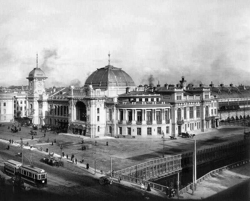Витебский вокзал. В правом нижнем углу видны набережная и мост через Введенский канал. Фото К. Булла (1910-е гг). Общественное достояние.